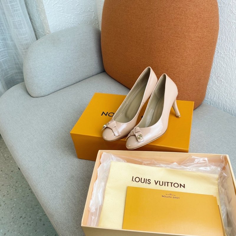Texture and finish detail of Louis Vuitton luxury piece style No.164