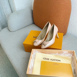 Texture and finish detail of Louis Vuitton luxury piece style No.164