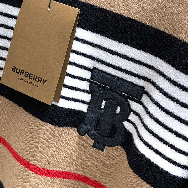 Three-quarter angle view of Burberry luxury piece style No.478