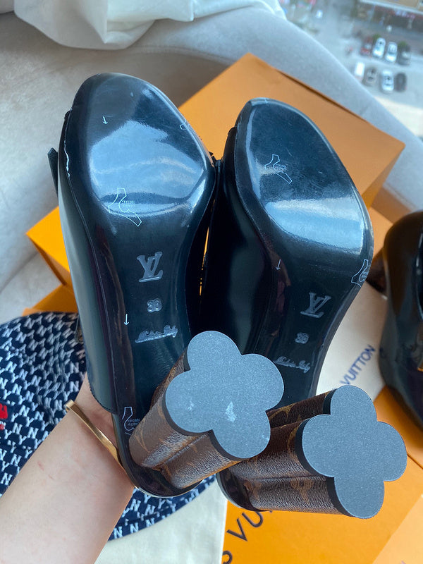 Three-quarter angle view of Louis Vuitton luxury piece style No.004