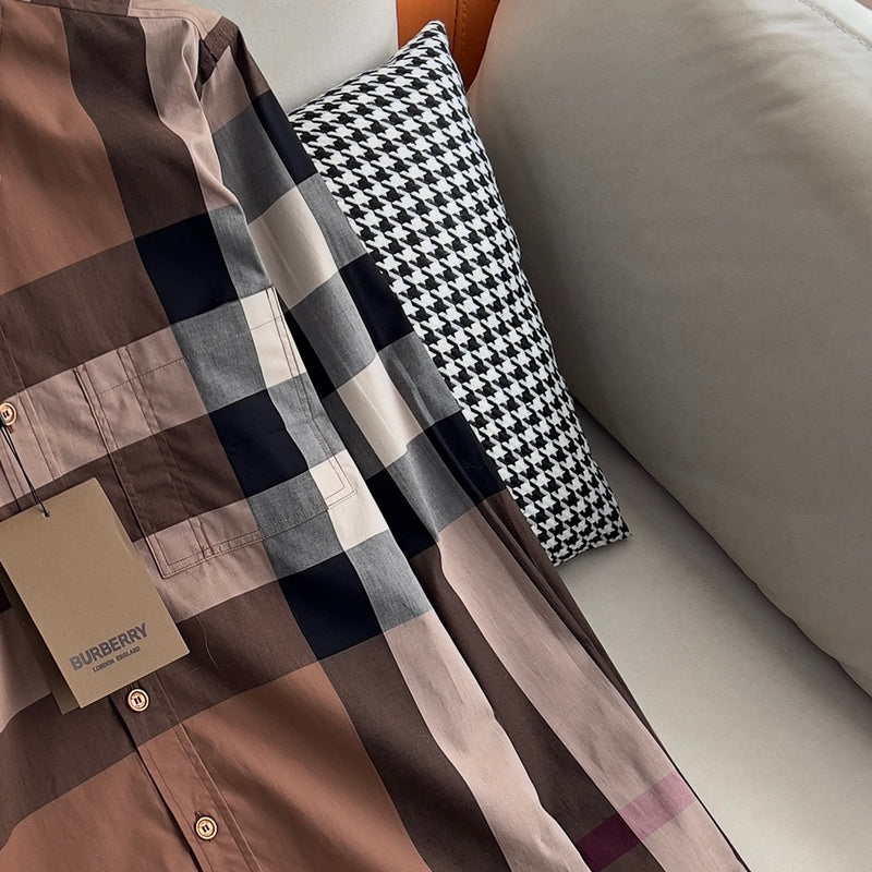 Three-quarter angle view of Burberry luxury piece style No.067