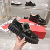 Full silhouette view of Roger Vivier luxury piece style No.055