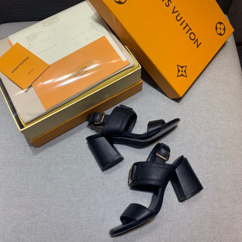Styling view of Louis Vuitton luxury piece style No.050