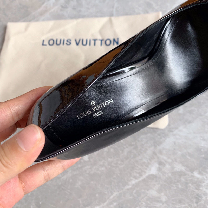 Front view of Louis Vuitton luxury piece style No.054