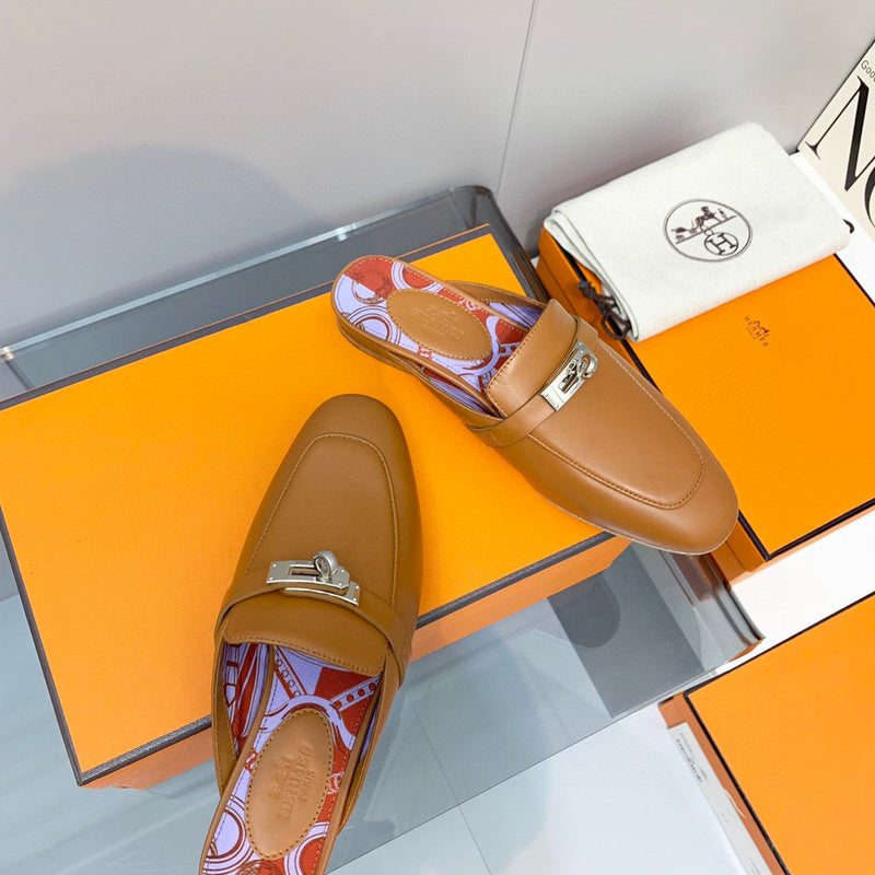 Hermès Camel Gladiator Sandals - Toe Detail View