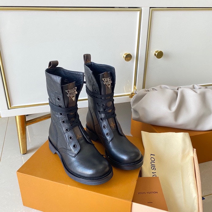 Side profile view of Louis Vuitton luxury piece style No.048