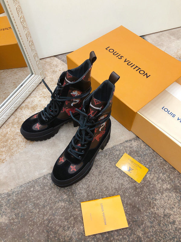 Three-quarter angle view of Louis Vuitton luxury piece style No.172