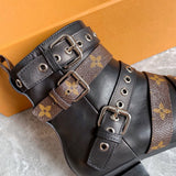 Texture and finish detail of Louis Vuitton luxury piece style No.027