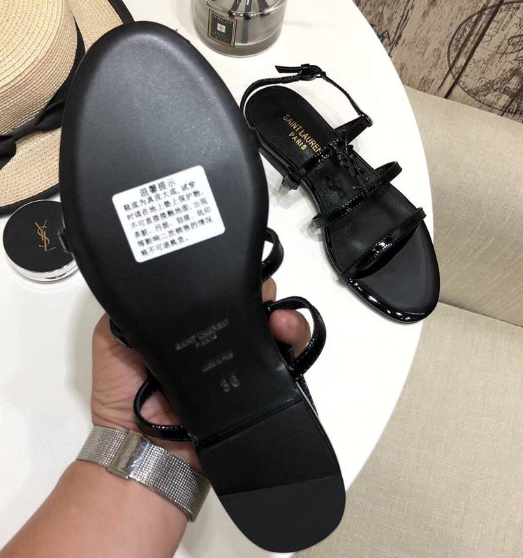 Three-quarter angle view of Saint Laurent luxury piece style No.122