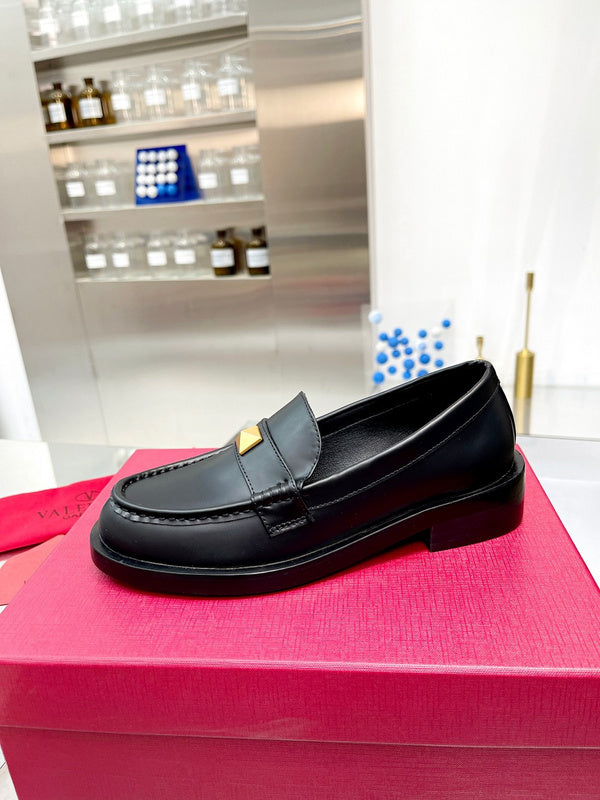 Three-quarter angle view of Valentino Garavani luxury piece style No.212