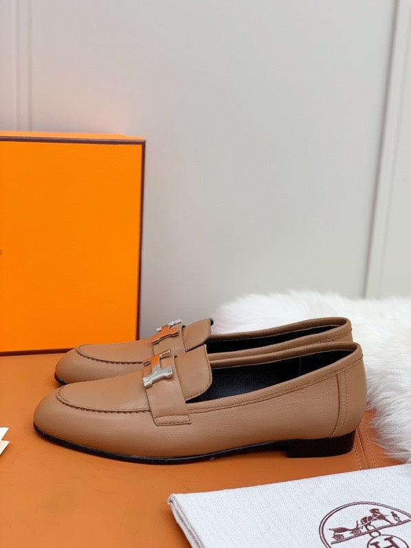 Hermès Tan Pointed-Toe Stiletto Heels - Side Profile View