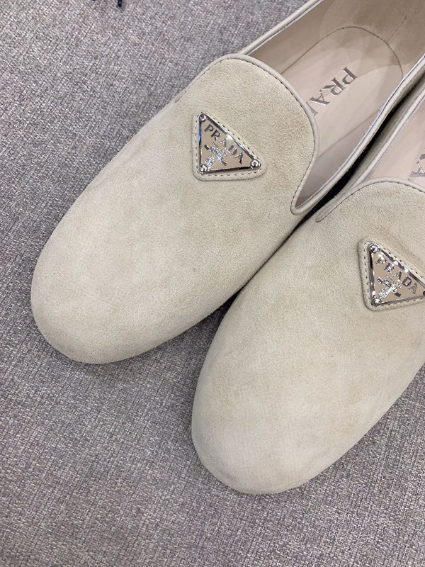Three-quarter angle view of Prada luxury piece style No.122