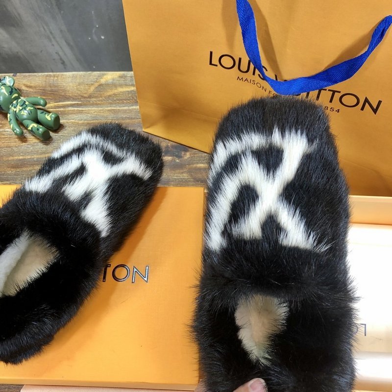 Back view of Louis Vuitton luxury piece style No.132