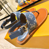 Texture and finish detail of Louis Vuitton luxury piece style No.077