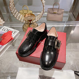 Three-quarter angle view of Roger Vivier luxury piece style No.093