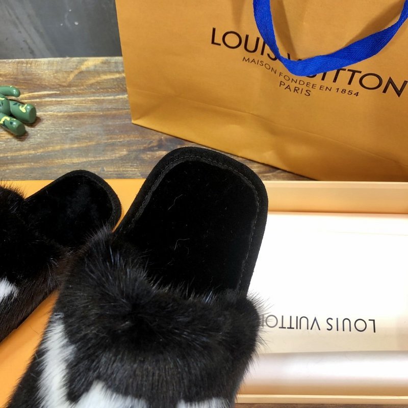 Front view of Louis Vuitton luxury piece style No.130
