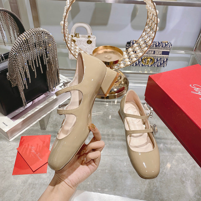 Full silhouette view of Roger Vivier luxury piece style No.049