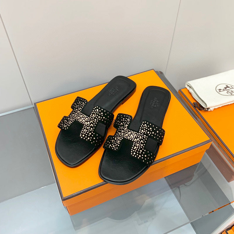 Hermès Beige Block Heel Sandals - Angled View