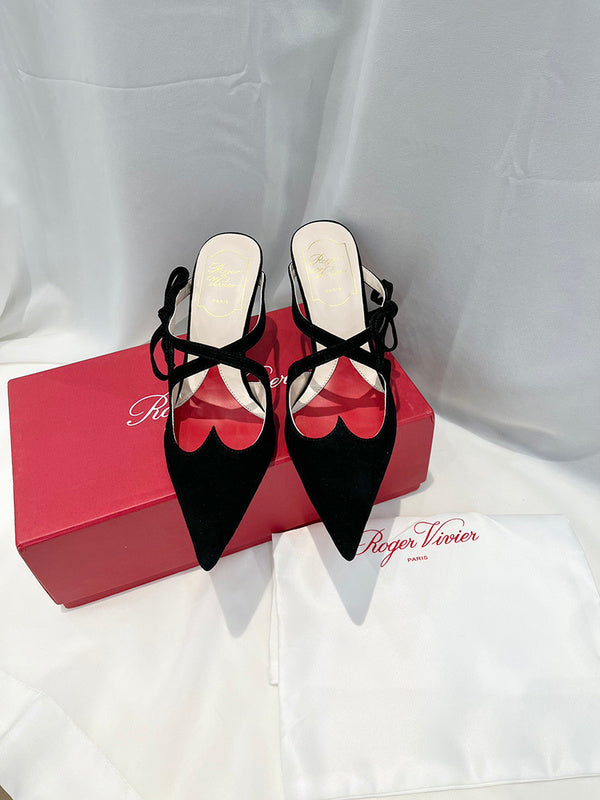 Front view of Roger Vivier luxury piece style No.046