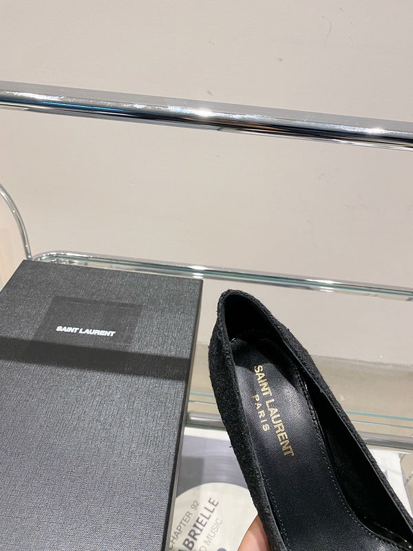 Three-quarter angle view of Saint Laurent luxury piece style No.002