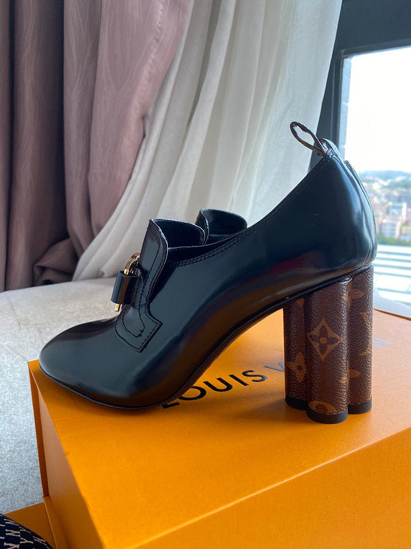 Full silhouette view of Louis Vuitton luxury piece style No.007