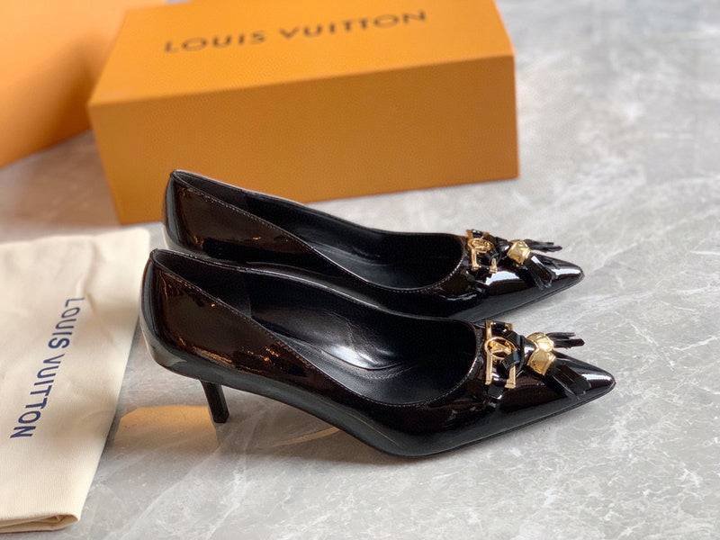 Three-quarter angle view of Louis Vuitton luxury piece style No.054