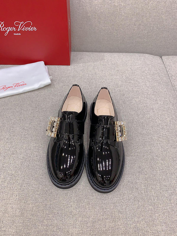 Full silhouette view of Roger Vivier luxury piece style No.090