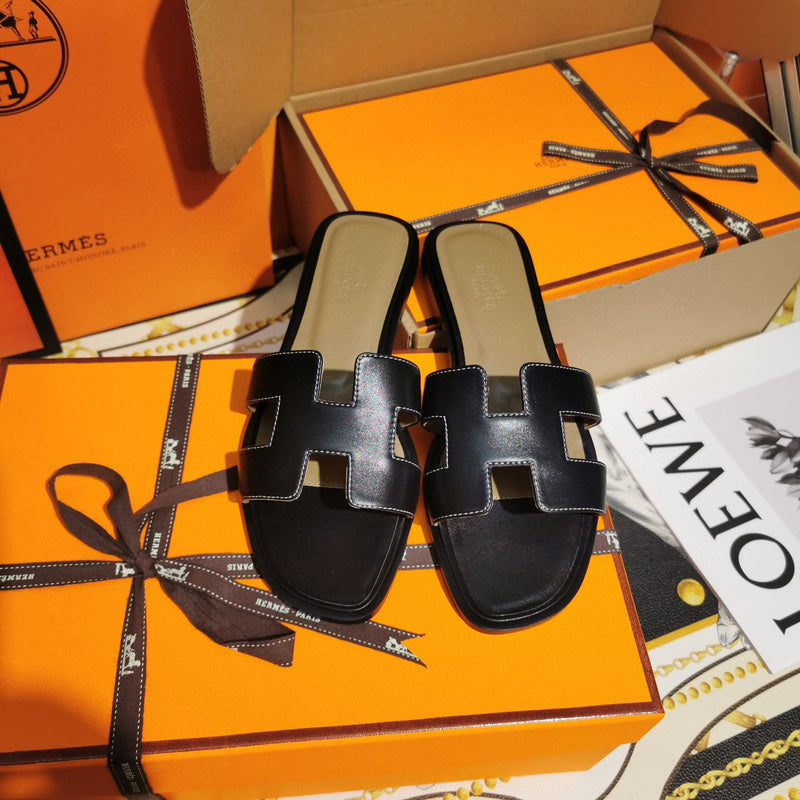 Hermes sandals Style 076 - logo and branding close-up