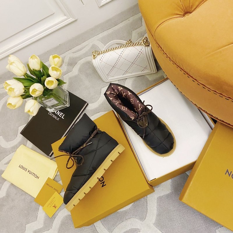 Three-quarter angle view of Louis Vuitton luxury piece style No.151