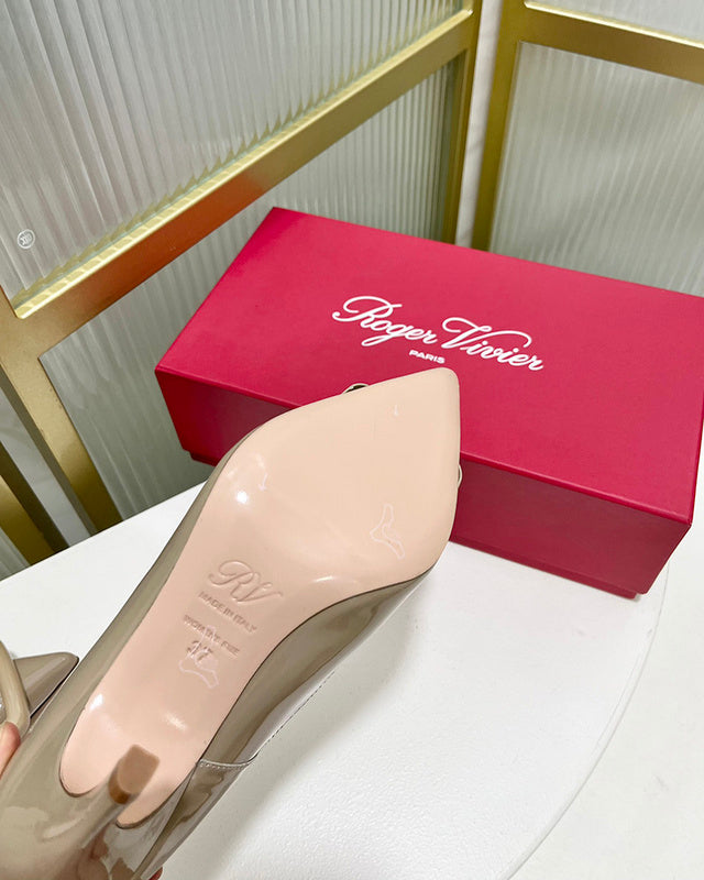 Texture and finish detail of Roger Vivier luxury piece style No.095