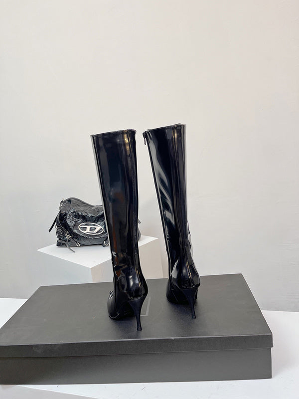 Three-quarter angle view of Saint Laurent luxury piece style No.027