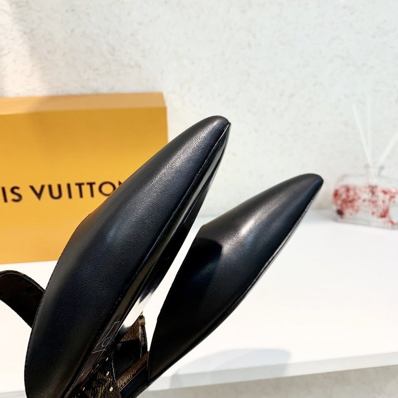 Front view of Louis Vuitton luxury piece style No.160