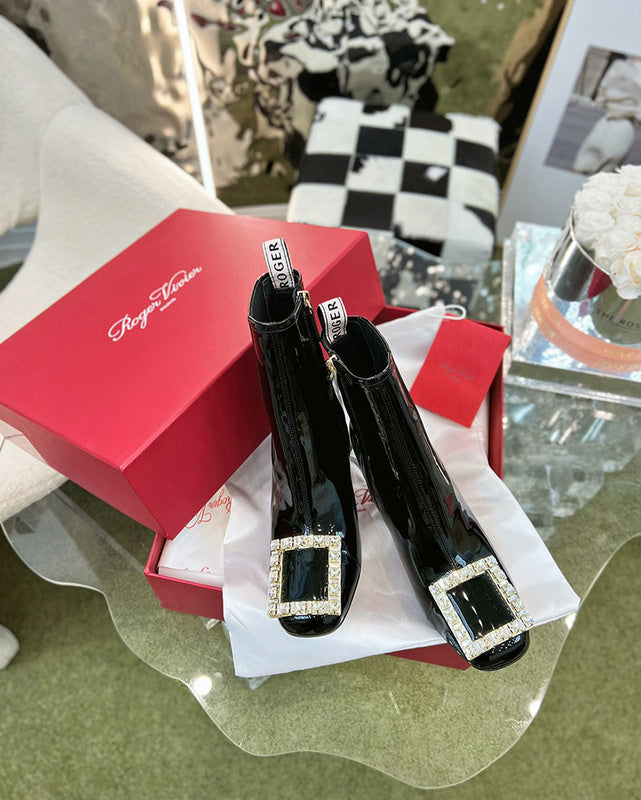 Front view of Roger Vivier luxury piece style No.062