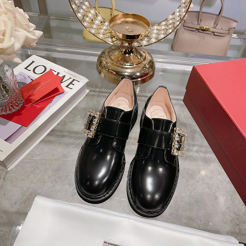 Styling view of Roger Vivier luxury piece style No.093