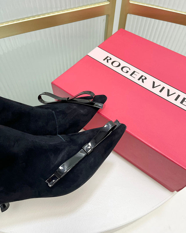 Side profile view of Roger Vivier luxury piece style No.078