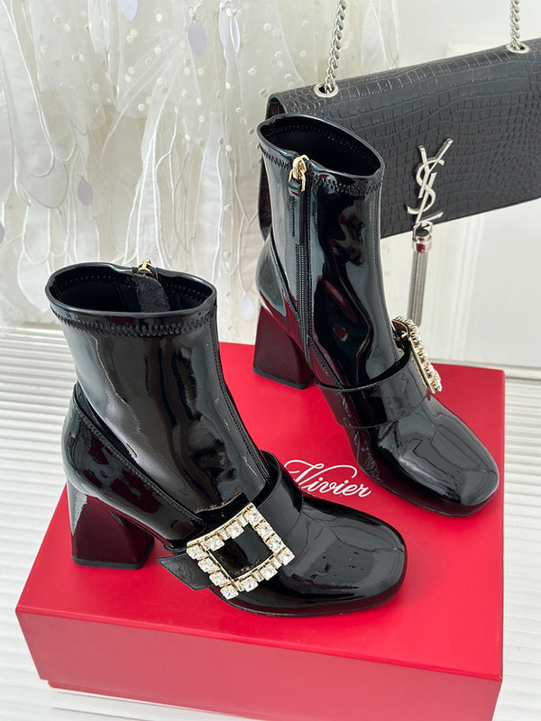 Side profile view of Roger Vivier luxury piece style No.102
