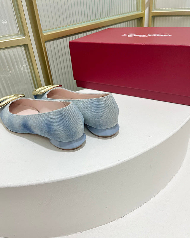 Front view of Roger Vivier luxury piece style No.103