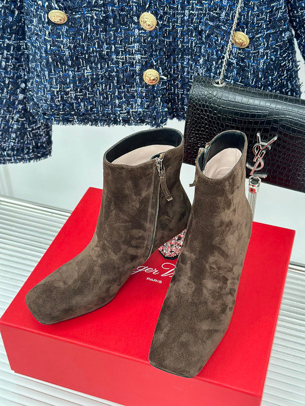 Close-up detail view of Roger Vivier luxury piece style No.074