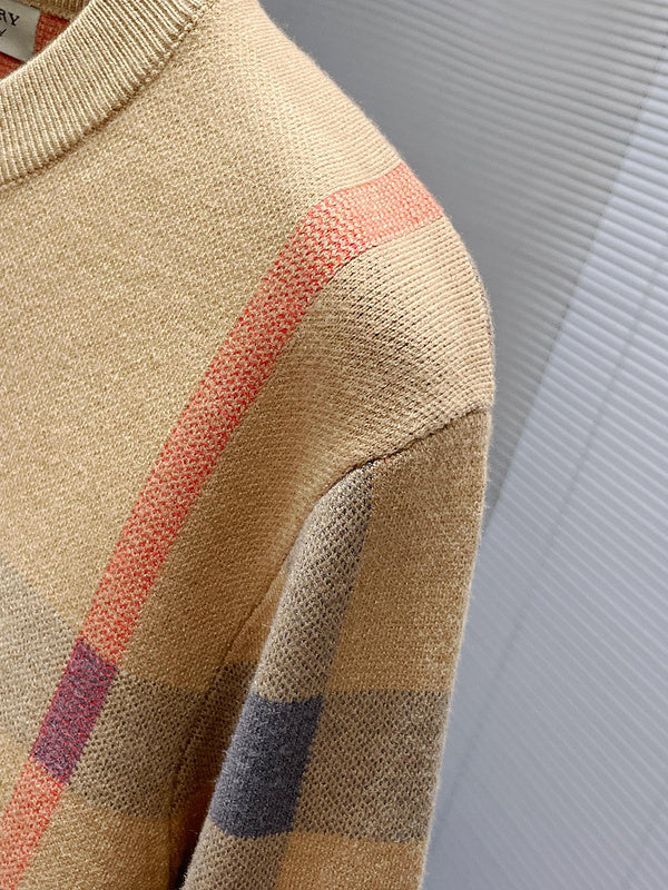 Texture and finish detail of Burberry luxury piece style No.373