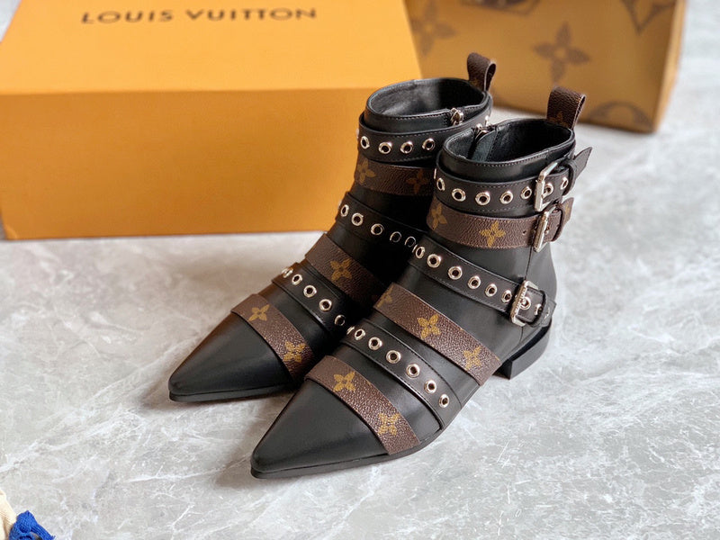 Side profile view of Louis Vuitton luxury piece style No.027