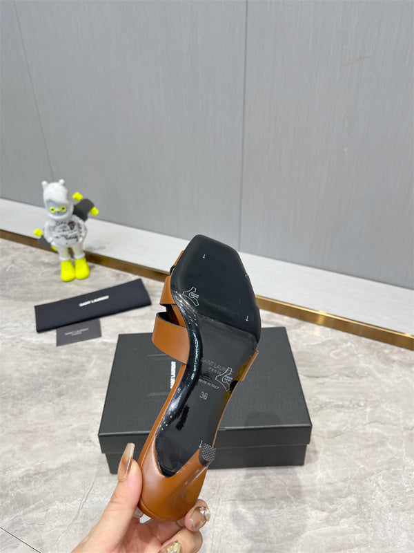 Three-quarter angle view of Saint Laurent luxury piece style No.070