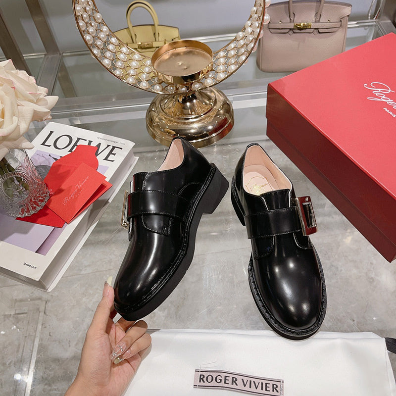 Front view of Roger Vivier luxury piece style No.093