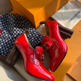 Three-quarter angle view of Louis Vuitton luxury piece style No.008