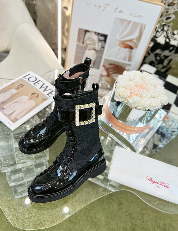 Side profile view of Roger Vivier luxury piece style No.084