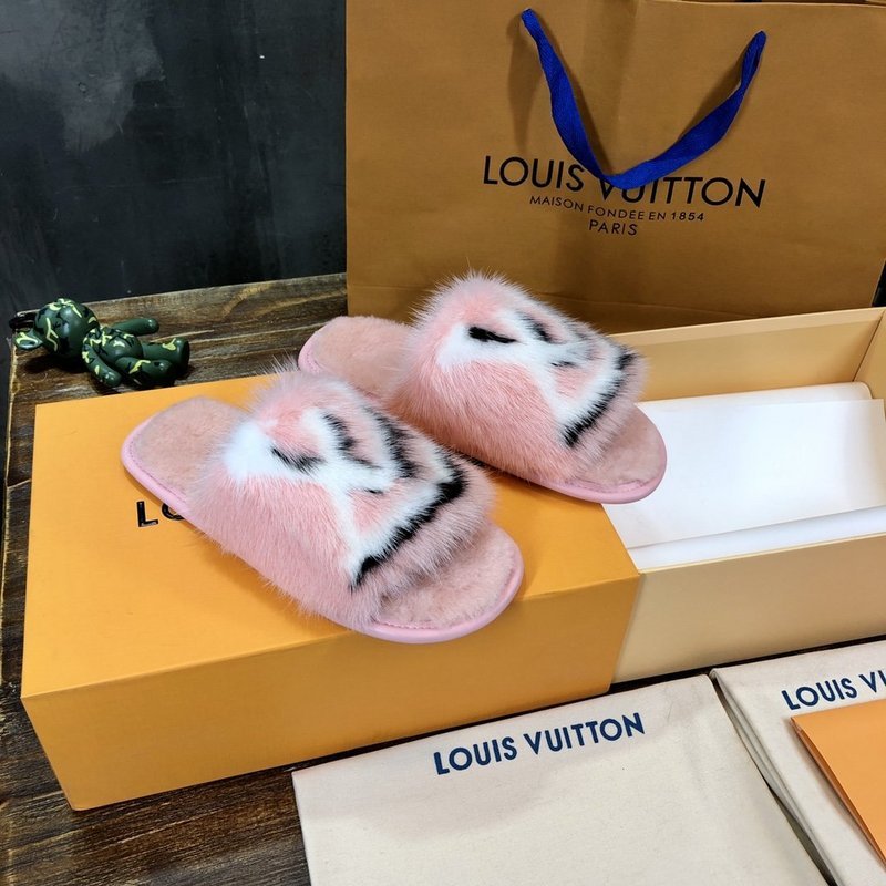 Front view of Louis Vuitton luxury piece style No.122