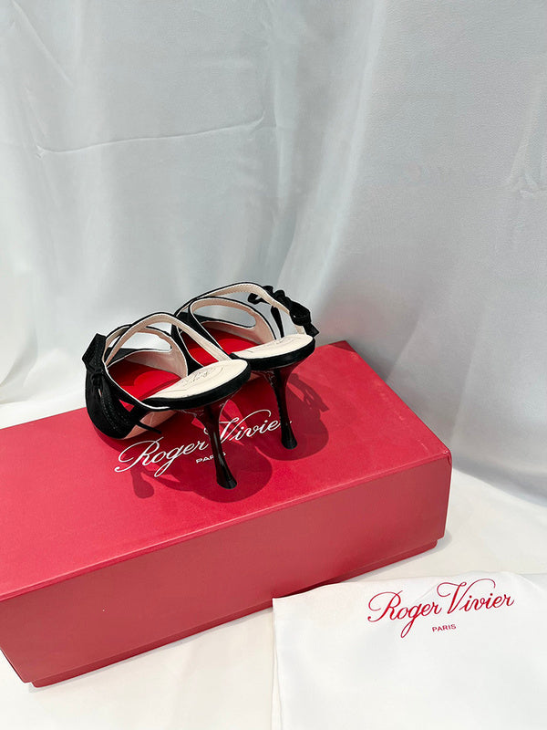 Back view of Roger Vivier luxury piece style No.046