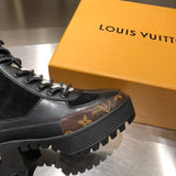 Three-quarter angle view of Louis Vuitton luxury piece style No.155