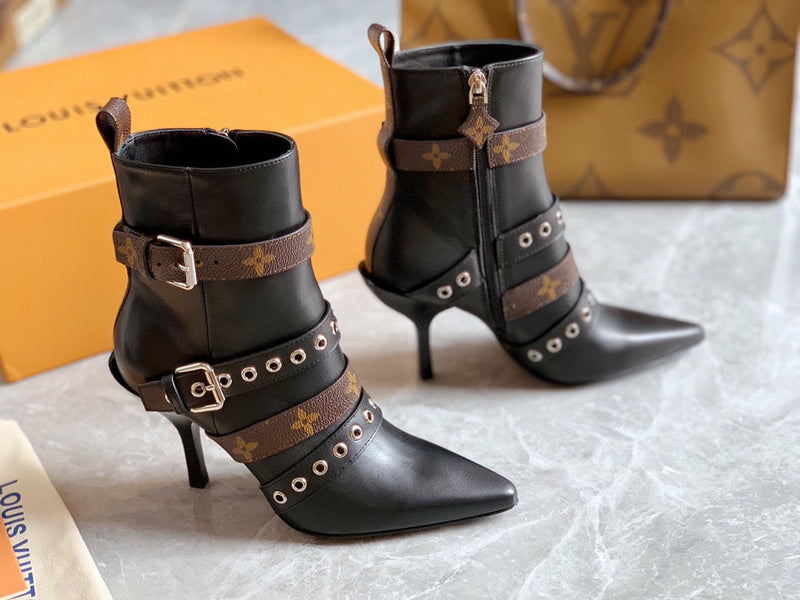 Three-quarter angle view of Louis Vuitton luxury piece style No.029