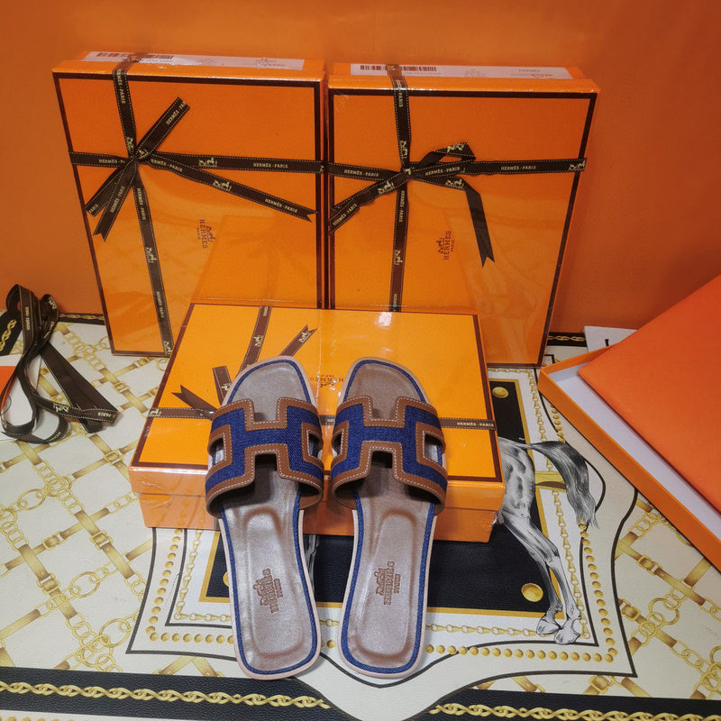 Hermès Beige Slide Sandals - Heel Detail View