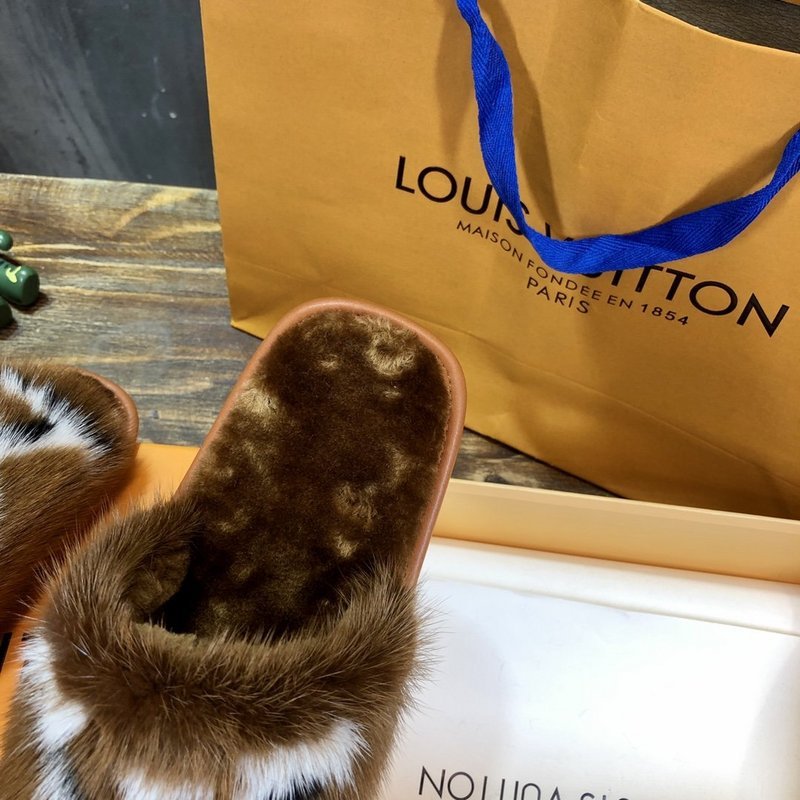 Full silhouette view of Louis Vuitton luxury piece style No.121